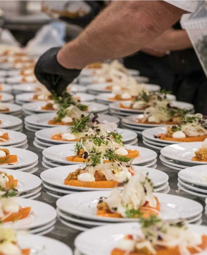 Røget Laks Med Dansk Rygeostcreme, Syltede Danske Æbler, Sennepskorn & Maltknæk